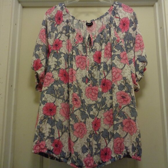 PRETTY GIRL SWEET GIRL TORRID BIG PINK FLOWERS RAYON BLOUSE TORRID 2 - Picture 2 of 7